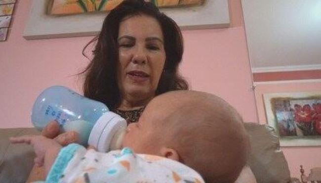 Mulher realiza sonho de ser mãe aos 63 anos, após menopausa e laqueadura: ‘Era quase impossível’