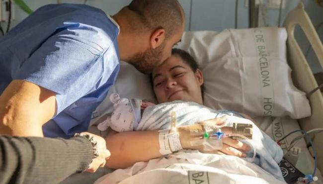 Mulher recebe transplante de útero da própria mãe e dá à luz um bebê