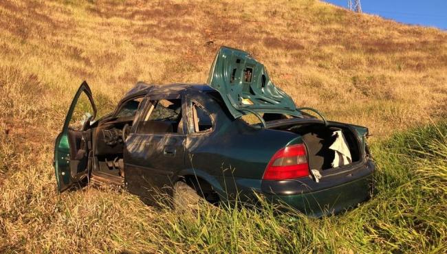 Mulher sobrevive após carro cair de penhasco de 200 metros de altura