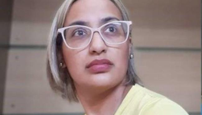 Mulher sofre com síndrome rara que a deixa sem condições de se equilibrar