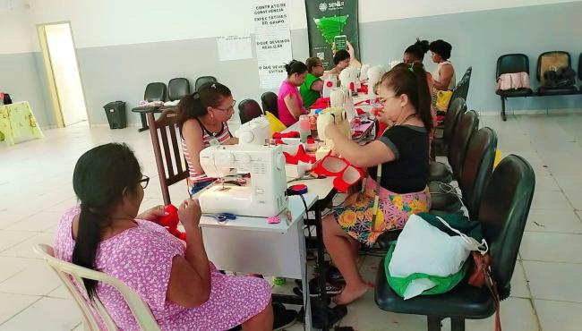 Mulheres do campo participam de curso de corte e costura em Conceição da Barra, no ES