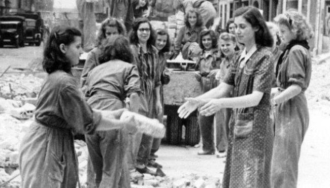 Mulheres dos escombros: A participação feminina esquecida na reconstrução pós-guerra
