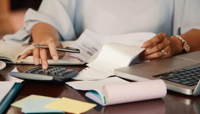 Mulheres negociam mais dívidas que os homens, revela Serasa