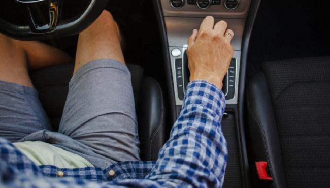 Multas: é permitido dirigir descalço ou de chinelo? Veja o que diz o CTB