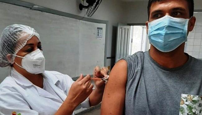Municípios ampliam vacinação contra a Covid-19 para três turnos no ES