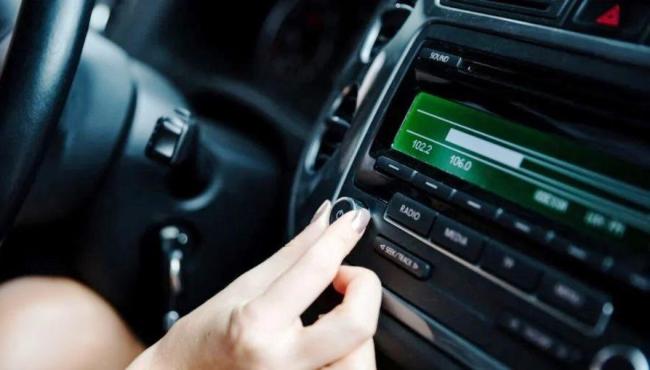Música alta no carro faz mal para a audição, aponta estudo