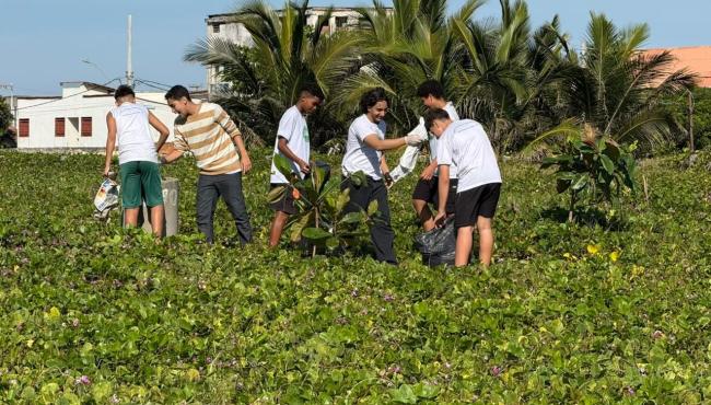 Mutirão de limpeza de praia marca o Dia Mundial dos Oceanos em Conceição da Barra, ES