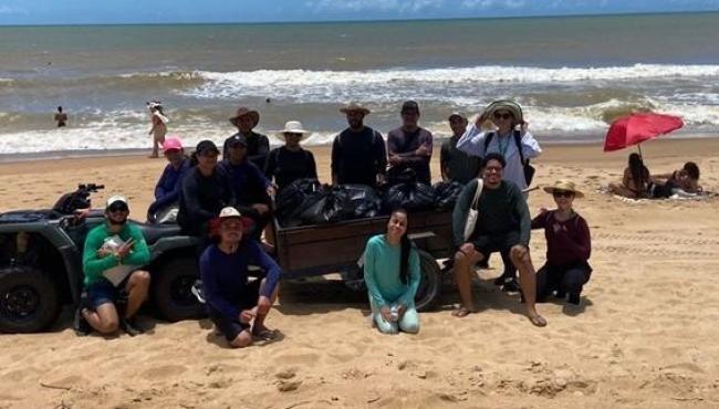 Mutirão recolhe cerca de 20 sacos de resíduos na praia de Itaúnas, em Conceição da Barra, ES