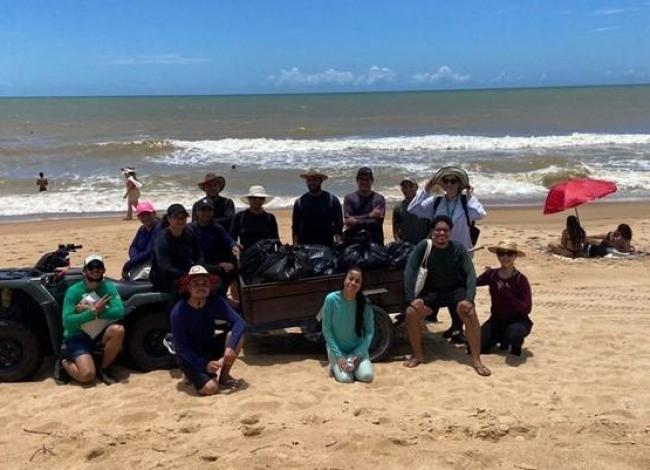 Mutirão recolhe cerca de 20 sacos de resíduos na praia de Itaúnas, em Conceição da Barra, ES