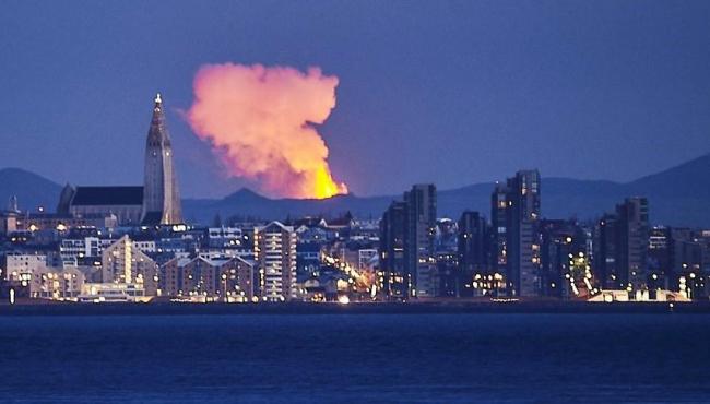 Erupção vulcânica na Islândia se transforma em enormes gêiseres de lava