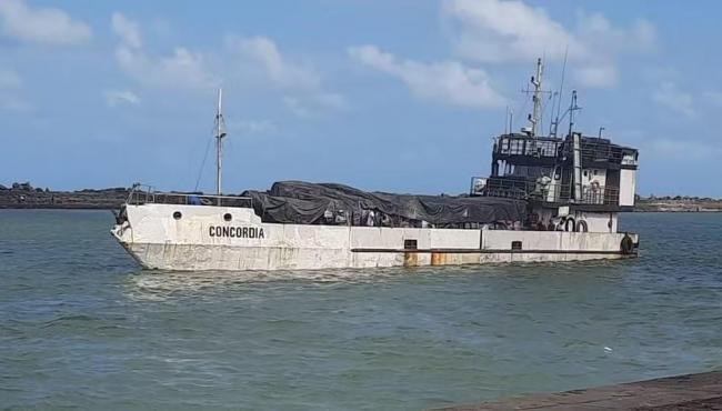 Navio naufraga no litoral de Pernambuco; cinco tripulantes estão desaparecidos