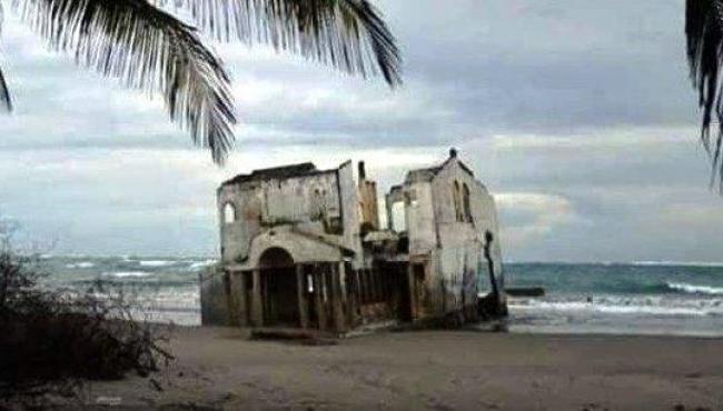 Ninguém sabe exatamente como esse casarão foi parar na praia