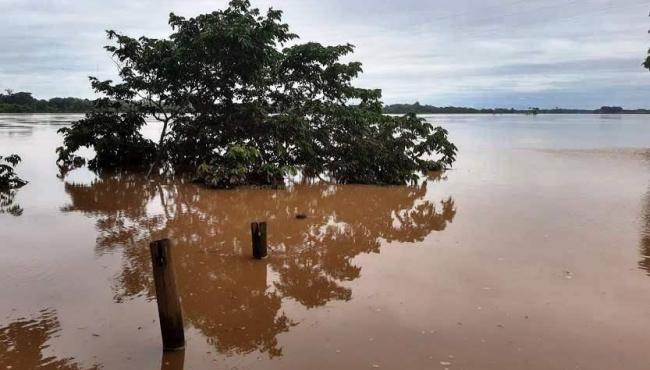 Nível do Rio Doce cai, mas continua acima da cota de inundação