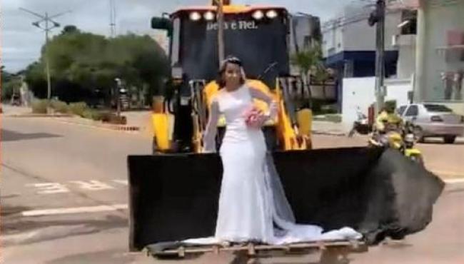 Noiva troca limusine e chega de retroescavadeira para casamento