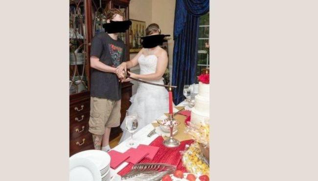 Noivo é criticado por usar bermuda e camiseta em seu casamento