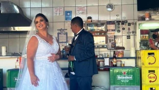 Noivos viralizam ao pararem em bar após casamento: 1Decidimos tomar uma’
