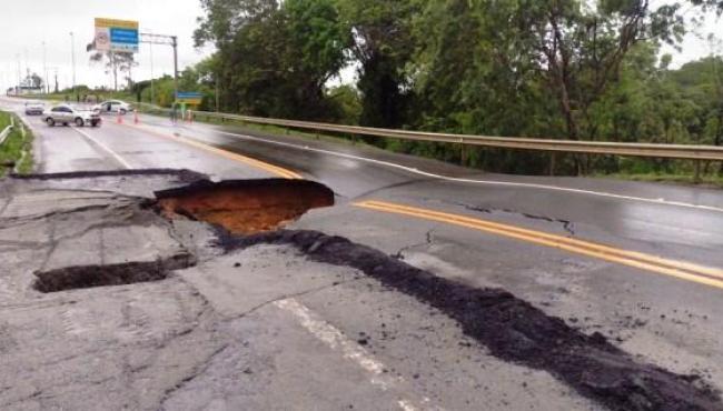 Novo ponto da BR-101 cede e é totalmente interditado por causa da chuva no ES