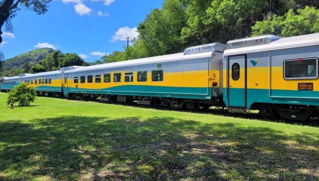 Novo trem de passageiros começa a circular na Estrada de Ferro Vitória a Minas