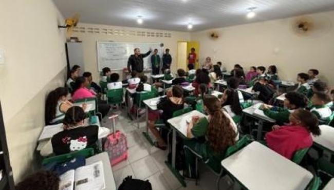 NUPREVICC dialoga com crianças sobre prevenção às drogas na EMEF Golfinho, em São Mateus, ES