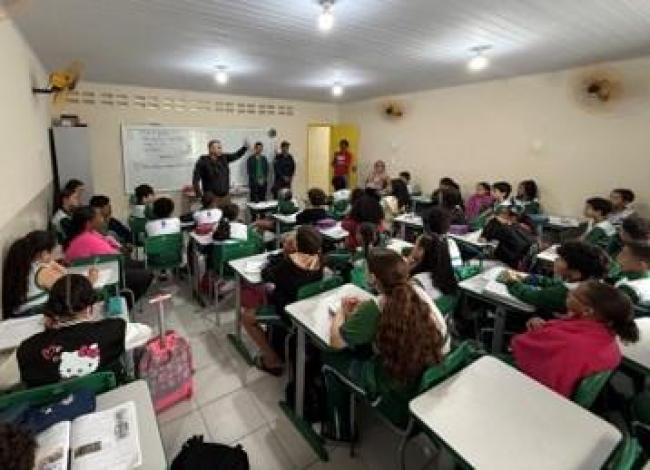 NUPREVICC dialoga com crianças sobre prevenção às drogas na EMEF Golfinho, em São Mateus, ES