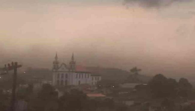 Nuvem de poeira encobre o céu de cidade de MG