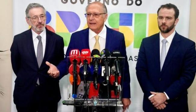 “O caminho vai ser dialogar para que não ocorra”, afirma Alckmin, sobre ameaça de taxação dos EUA a produtos brasileiros