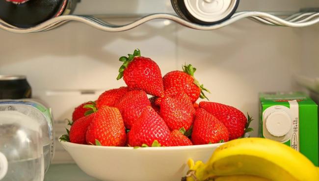 O motivo crucial para não guardar comida em potes na geladeira