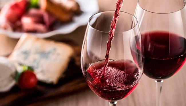 O que a ciência diz sobre a crença de que o vinho tinto faz bem à saúde
