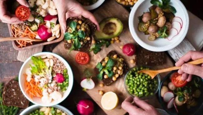 O que acontece no corpo quando se para de comer carne?