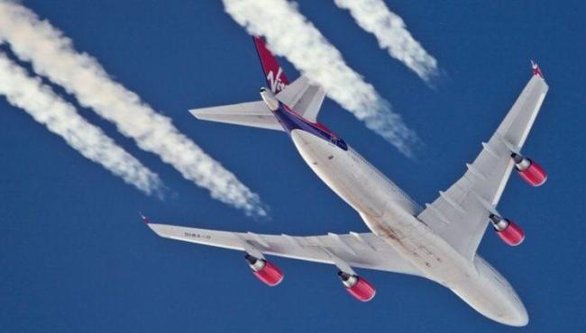 O que são os rastros brancos deixados pelos aviões no céu