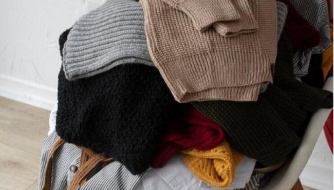 O que significa deixar a roupa acumular em uma cadeira, segundo a psicologia