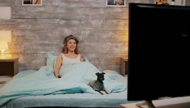 De acordo com a psicologia, o que significa dormir com a televisão ligada