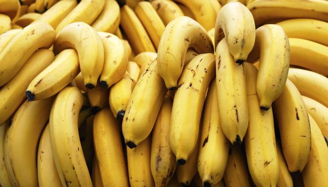 Oito benefícios da banana: fruta ajuda a dormir melhor e é boa para a pele