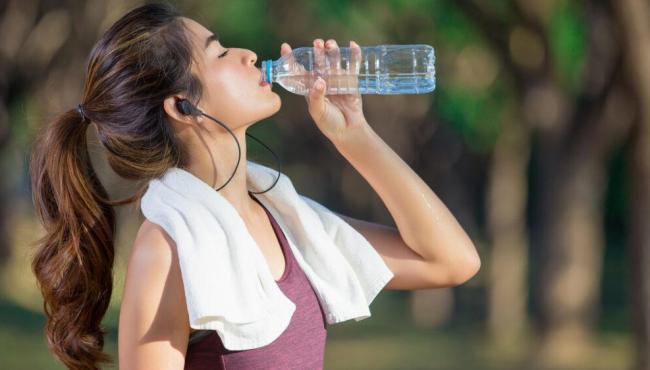 Onda de calor: saiba a importância da hidratação e alimentação em dias quentes