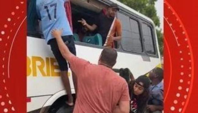 Ônibus atola em rua alagada e passageiros são resgatados pela janela, em São Mateus, ES