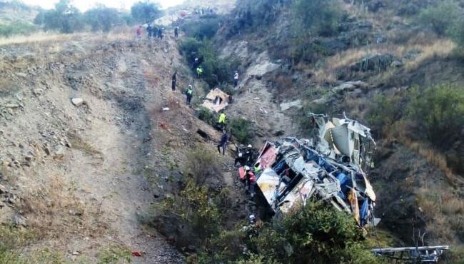 Ônibus cai em precipício na cordilheira dos Andes, no Peru, e deixa 29 mortos