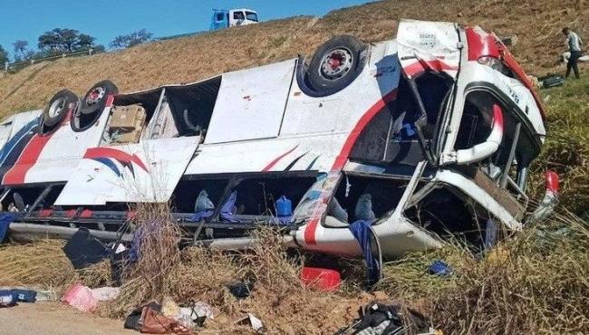 Ônibus cai em ribanceira e deixa 3 mortos e 37 feridos em Rio Claro