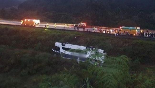 Ônibus com 53 passageiros tomba em ribanceira na BR-116 e deixa um morto e vários feridos