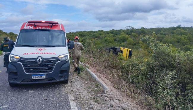 Ônibus com romeiros tomba no Ceará e provoca morte de duas pessoas