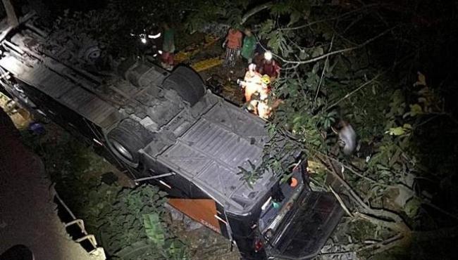 Ônibus com time de futebol cai de ponte e deixa mortos e feridos na BR-116