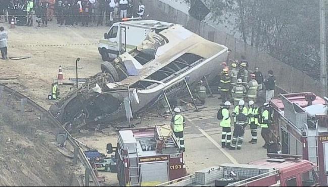 Ônibus com torcedores do Corinthians capota Rodovia Fernão Dias e deixa 8 mortos