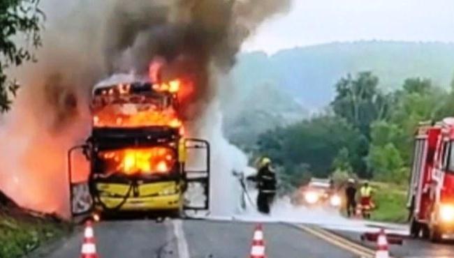 Ônibus de turismo que seguia do RJ para a Bahia pega fogo na BR-101, em Conceição da Barra, ES