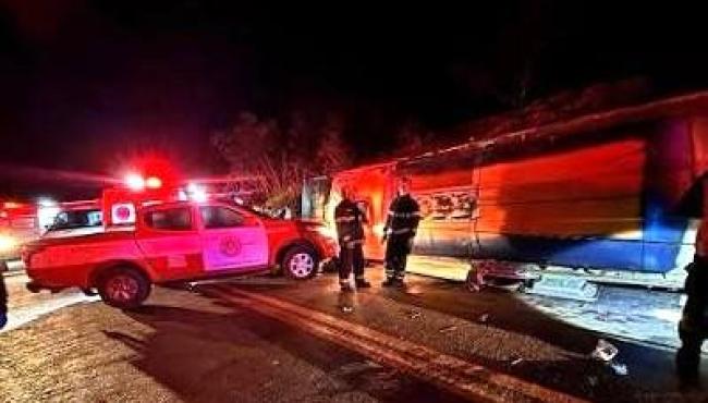 Grave acidente com ônibus de turismo na BR-262 deixa três mortos e 44 feridos em Ibatiba, no ES