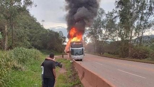 Ônibus de viagem pega fogo com 50 turistas na BR-040