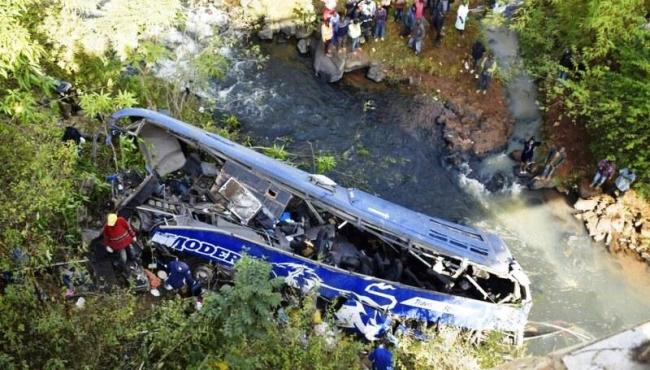 Ônibus despenca de ponte e deixa ao menos 34 mortos