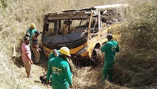 Ônibus escolar com time de futebol cai em ribanceira e deixa 3 morto e mais de 10 feridos