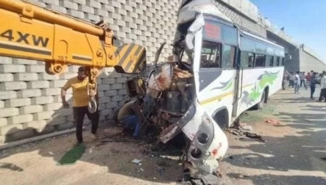 Ônibus parte ao meio e lança passageiros em acidente na Índia