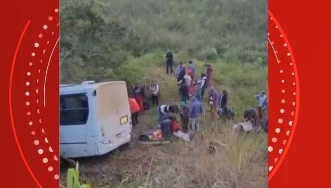 Ônibus que levava trabalhadores para colheita de café no ES cai em ribanceira e deixa 43 feridos
