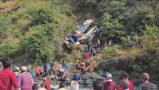 Ônibus superlotado despenca de desfiladeiro e deixa ao menos 36 mortos