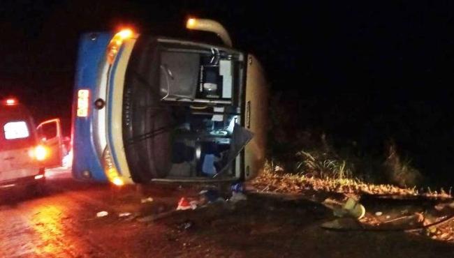 Ônibus tomba na BR-251, deixa uma criança morta e pelo menos 19 feridos em MG